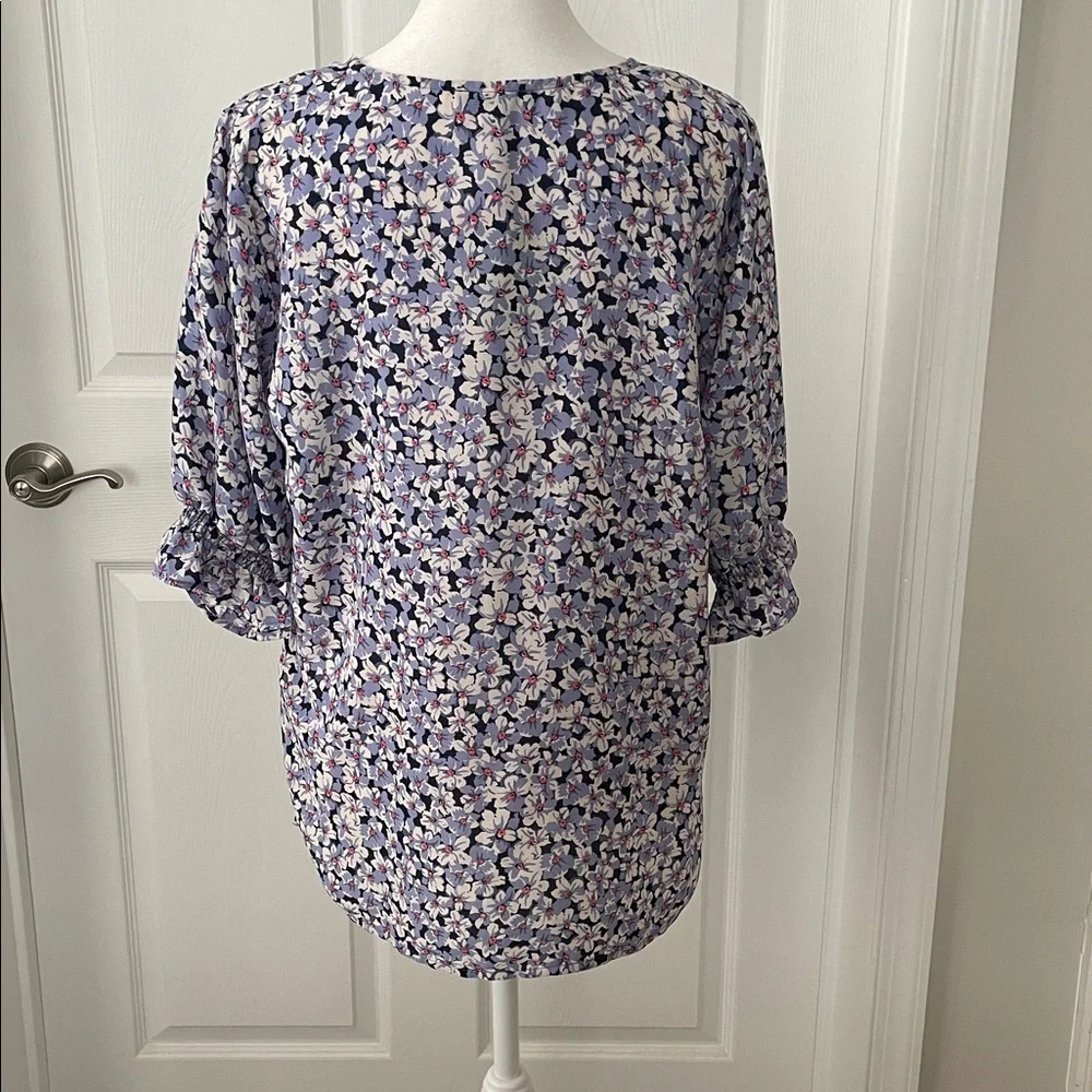 NWT Floral V-Neck Women's Top Size M - Picture 3 of 6